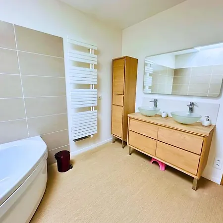Maison En Pierre Avec Piscine Pres De Bordeaux فندق Montussan