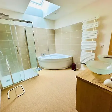فندق Maison En Pierre Avec Piscine Pres De Bordeaux *