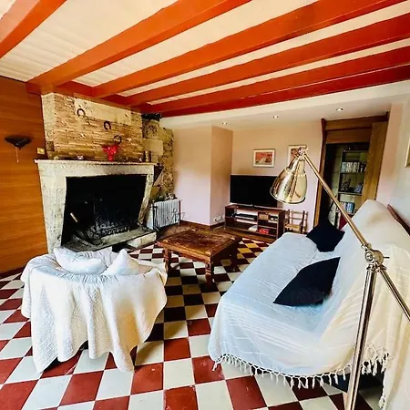 Maison En Pierre Avec Piscine Pres De Bordeaux فندق Montussan